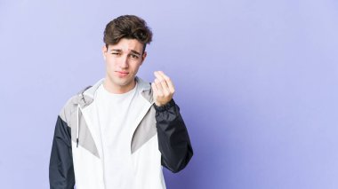 Mor arka planda izole edilmiş genç beyaz adam, kadının hiç parası olmadığını gösteriyor..