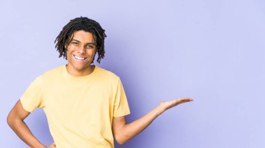 Genç Afrikalı Amerikalı Rasta adam hoş bir ifade sergiliyor..
