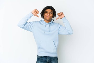 Genç Afrikalı Amerikalı Rasta adam gururlu ve kendinden emin, örnek olarak....