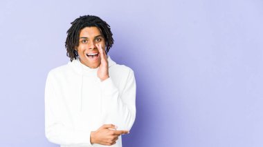 Genç Afro-Amerikalı Rasta bir dedikodu söylüyor, bir haber sunuyor..