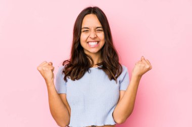 Genç, melez, İspanyol bir kadın. Tezahürat yapıyor ve heyecanlanıyor. Zafer konsepti.