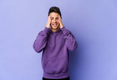 Mor arka planda yalnız kalmış, ağlayan ve sızlanan genç beyaz bir adam..