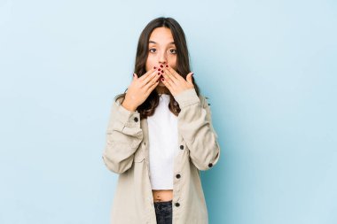 Latin kökenli genç bir kadın izole edilmiş. Ağzını elleriyle kapatmış..