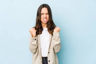 Genç melez İspanyol kadın yalnız başına gergin ellerle çığlık atıyor..