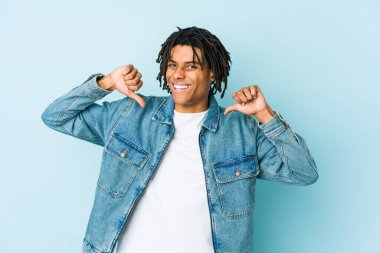 Kot ceket giyen genç siyah adam gururlu ve kendinden emin hissediyor, örnek olarak..