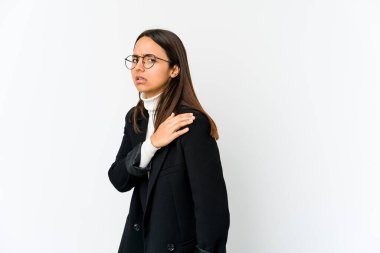 Genç melez iş kadını, beyaz arka planda izole edilmiş, omuz ağrısı çekiyor..