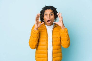 Genç melez adam şaşırdı ve şok oldu..