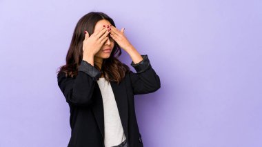 Genç, melez, İspanyol bir kadın izole edilmiş, gözleri elleriyle kapatmaktan korkuyor..