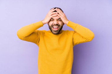 Genç, melez, Arap bir adam neşeli bir şekilde ellerini başının üstünde tutarak kahkaha atıyor. Mutluluk kavramı.