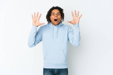 Genç Afrikalı Amerikalı Rasta adam gökyüzüne bağırıyor, bakıyor, hayal kırıklığına uğramış..