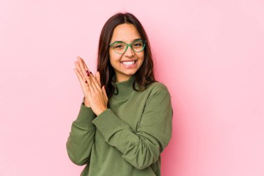 Genç, melez İspanyol kadın kendini soyutlamış enerjik ve rahat hissedip ellerini ovuşturuyor..