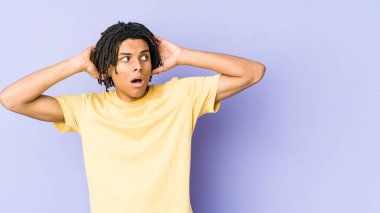 Genç Afrikalı Amerikalı Rasta adam bağırıyor, çok heyecanlı, tutkulu, bir şeyden memnun..