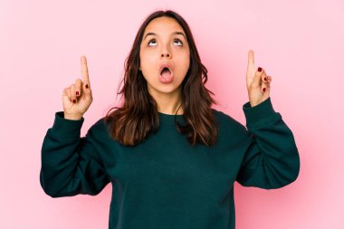 Genç, melez, ağzı açık, ispanyol bir kadın..