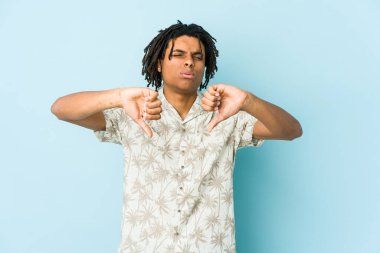 Genç Afrikalı Amerikalı Rasta adam baş parmağını kaldırıyor, hayal kırıklığı konsepti..