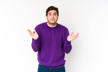 Beyaz arka planda yaşayan genç adam şaşırdı ve şok oldu..