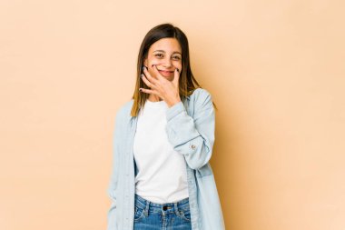 Bej arka planda izole edilmiş genç bir kadın iki seçenek arasında şüphe duyuyor.