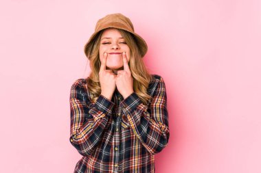 Kafkasyalı şapkalı genç bir kadın iki seçenek arasında kuşkulanıyor..