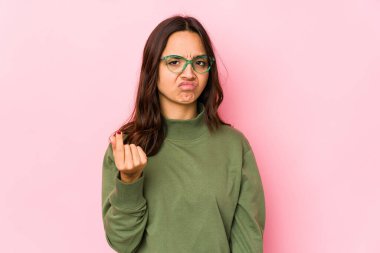 Genç, melez, İspanyol bir kadın. Hiç parası olmadığını gösteriyor..