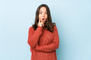 Genç, melez, İspanyol bir kadın. Harika bir fikri, yaratıcılığı var..