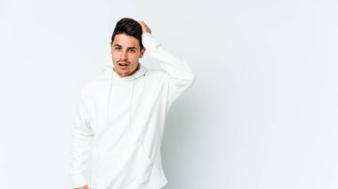 Beyaz arka planda izole genç beyaz adam şok, o önemli bir toplantı hatırladı.