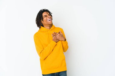 Genç Afrikalı Amerikalı Rasta adam gülüyor. Elini yüreğine koyuyor. Mutluluk kavramı..