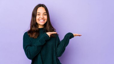 Genç, melez, yalnız bir kadın. Palmiyesinde bir kopyası olduğu için heyecanlı..