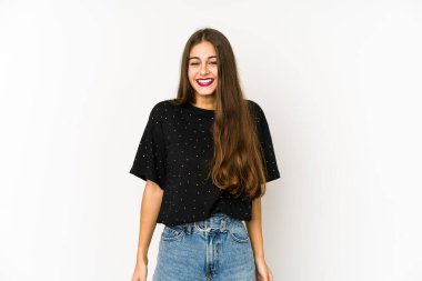 Beyaz arka planda izole edilmiş genç beyaz kadın gülüyor ve gözlerini kapıyor, rahatlamış ve mutlu hissediyor..