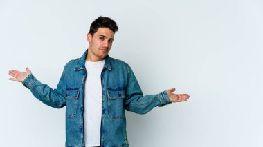 Beyaz arka planda izole edilmiş genç beyaz bir adam. Kafası karışmış ve omuz silkiyor. Kopya alanını tutmak için..