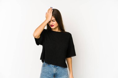 Beyaz arka planda izole edilmiş genç beyaz bir kadın bir şeyi unutuyor. Alnına avuç içi ve gözlerini kapayarak vuruyor..