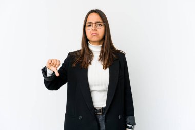 Beyaz arka planda izole edilmiş genç melez iş kadını baş parmağını aşağı gösteriyor, hayal kırıklığı konsepti.