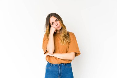 Beyaz arka planda izole genç beyaz kadın tekrarlanan bir görevden yoruldu.