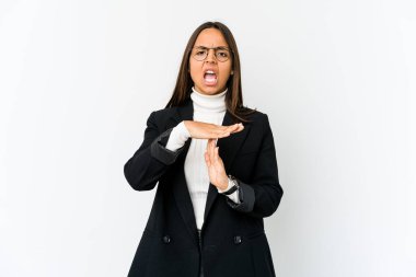 Genç melez iş kadını beyaz arka planda izole edilmiş bir şekilde mola veriyor..