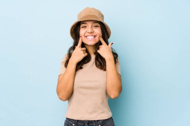 Genç melez İspanyol kadın iki seçenek arasında kuşkuya düşmüş..