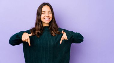 Genç melez İspanyol kadın parmaklarıyla izole noktalar, pozitif duygu..