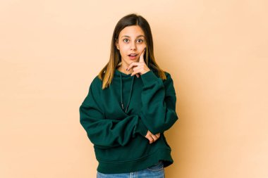 Bej arka planda izole edilmiş genç bir kadının harika bir fikri var, yaratıcılık kavramı..