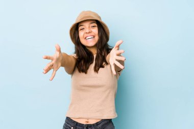 Genç, Latin kökenli bir kadın kameraya sarılıyor..