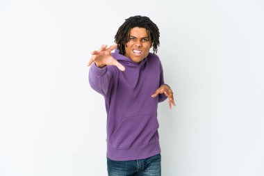 Genç Afrikalı Amerikalı Rasta adam pençelerini göstererek kedi taklidi yapıyor, agresif bir hareket..