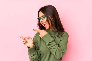 Genç, melez, ispanyol bir kadın parmak izleriyle izole edilmiş, heyecan ve arzusunu ifade ediyor..