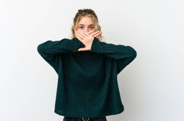 Beyaz sırtında beyaz bir kadın inkar jesti yapıyor.