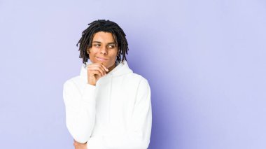 Genç Afrikalı Amerikalı Rasta adam bir virüs veya enfeksiyon yüzünden boğaz ağrısı çekiyor..