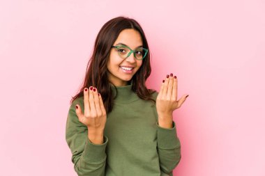 Genç, Latin kökenli bir kadın seni işaret ederek izole etti. Sanki seni davet ediyormuş gibi..