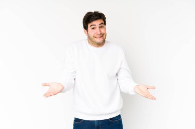 Beyaz arka planda izole edilmiş genç bir adam elinde avuç içi bir şeyle kameraya sunuyor..