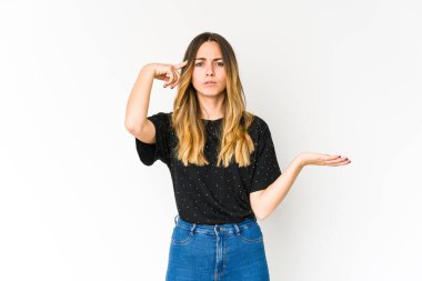 Beyaz arka planda izole edilmiş beyaz bir kadın elinde bir ürün tutuyor ve.