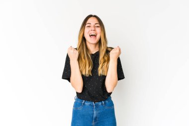 Beyaz arka planda yalnız kalmış, tasasız ve heyecanlı genç bir beyaz kadın. Zafer konsepti.