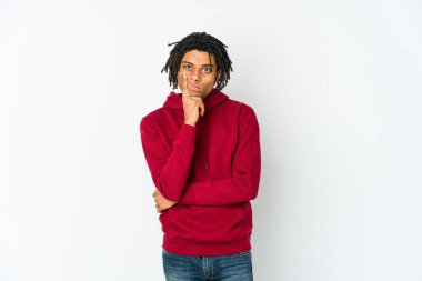 Genç Afro-Amerikan Rasta 'lı mutsuz adam iğneleyici ifadesiyle kameraya bakıyor..