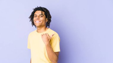 Genç Afro-Amerikan Rasta adamı parmağıyla işaret ediyor, gülüyor ve kaygısız..