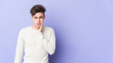 Mor arka planda izole genç beyaz adam güçlü bir diş ağrısı, azıdişi ağrısı var..