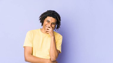 Genç Afrikalı Amerikalı Rasta gülen mutlu, kaygısız, doğal duygu.