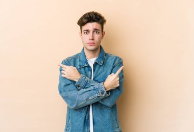 Beyazların arka plan noktalarında izole edilmiş genç beyaz adam iki seçenek arasında seçim yapmaya çalışıyor..