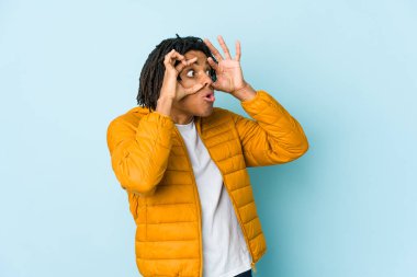 Genç melez ırk adamı bir başarı fırsatı bulmak için gözlerini açık tutuyor..